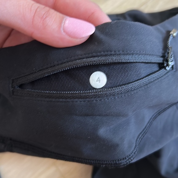 Cropped reflective lululemon workout pants - Picture 4 of 4